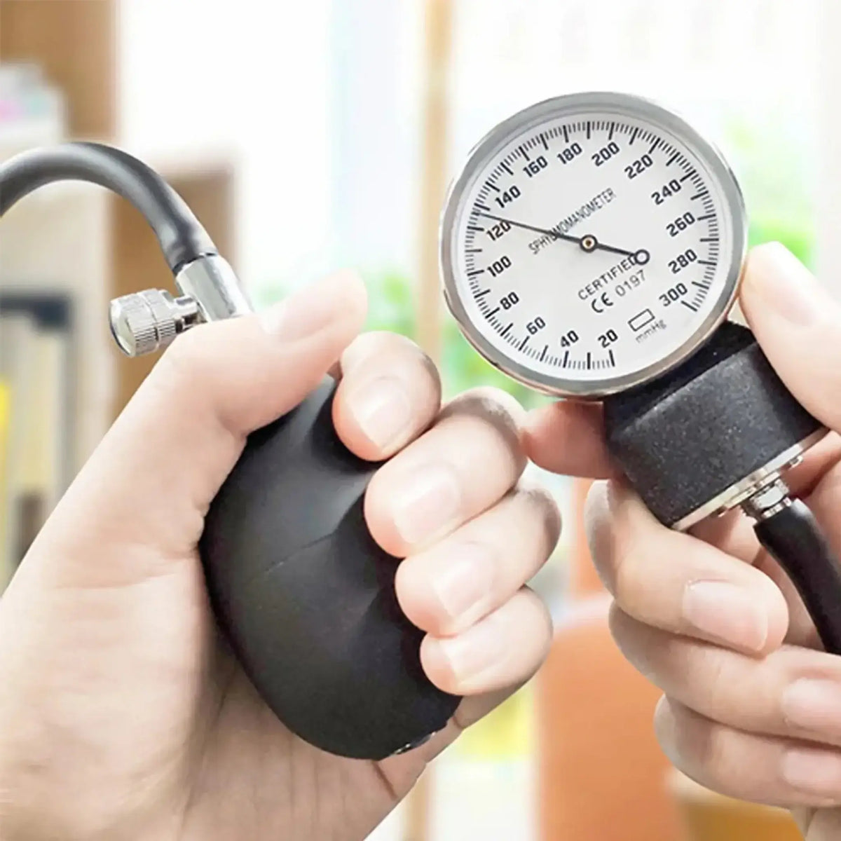 Toma de presión con reloj aneroide + fonendoscopio. Equipos Médicos